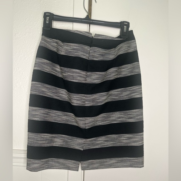 J.Crew Black and Gray Knee-Length Pencil Skirt size 2P - Picture 3 of 7